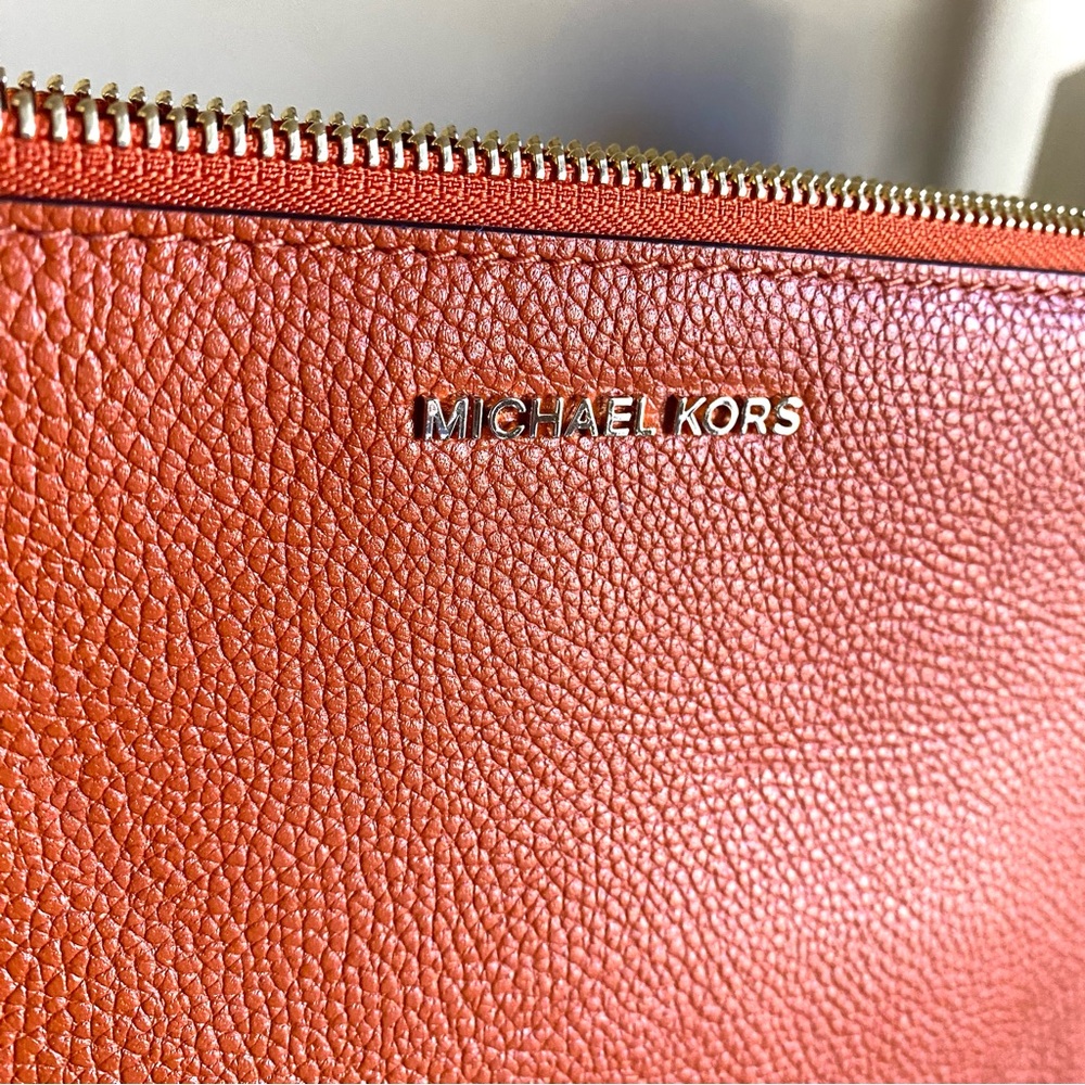 Michael Kors XL pebble leather clutch wrislet in burnt orange EUC no callouts - Picture 3 of 11